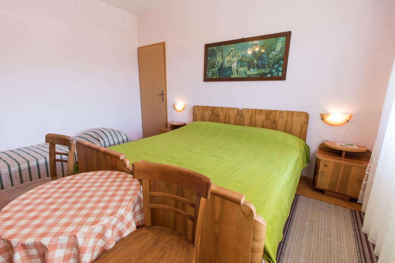 Apartment Anton Крес Екстериор снимка
